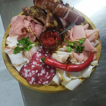 Guest house Zustrizh U Leva Pilipets